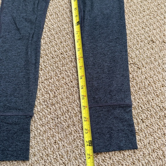 Run in Rabbit Cropped Tights - Picture 3 of 7